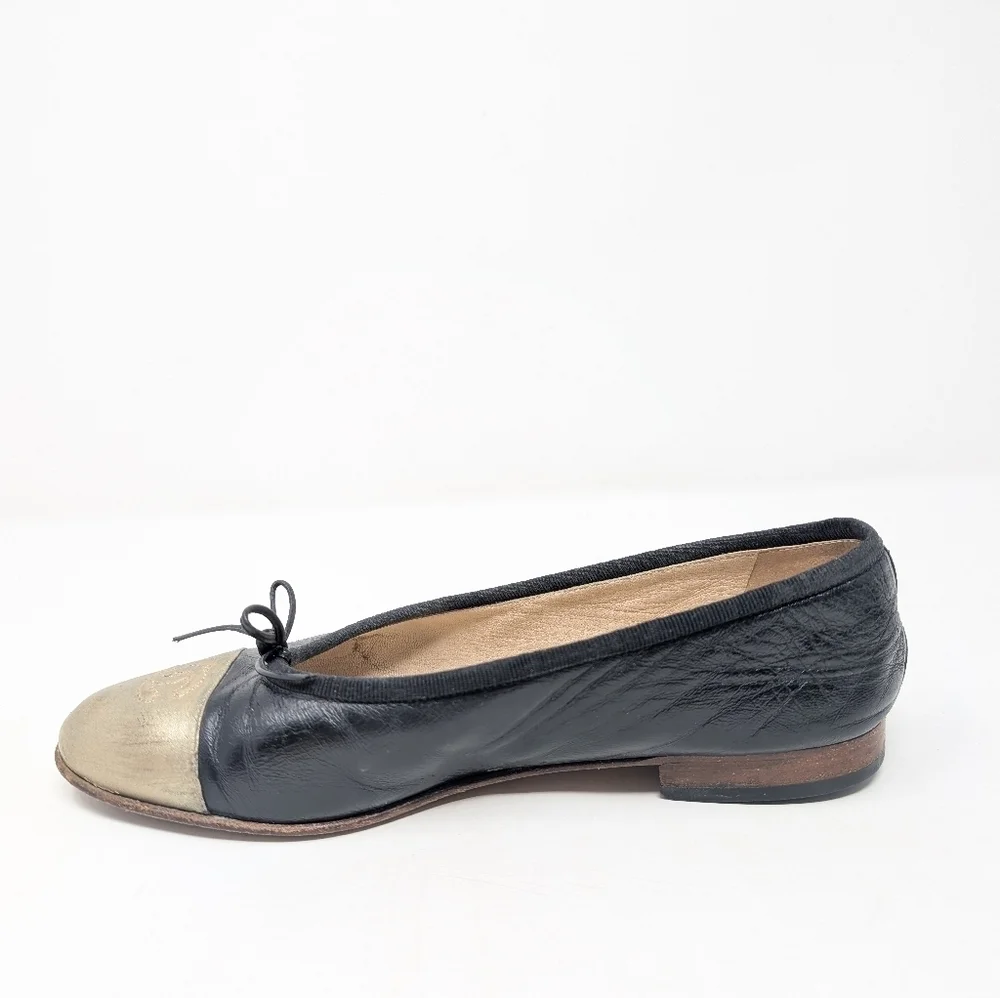 Chanel Black Gold CC Ballet Flats Cap Toe Size 37.5 Leather Monogram